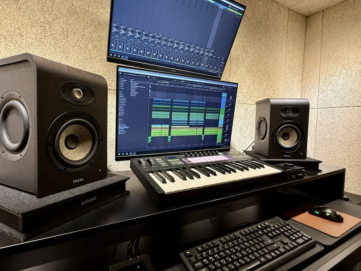 Logic Pro가 켜진 MIDI 작업실